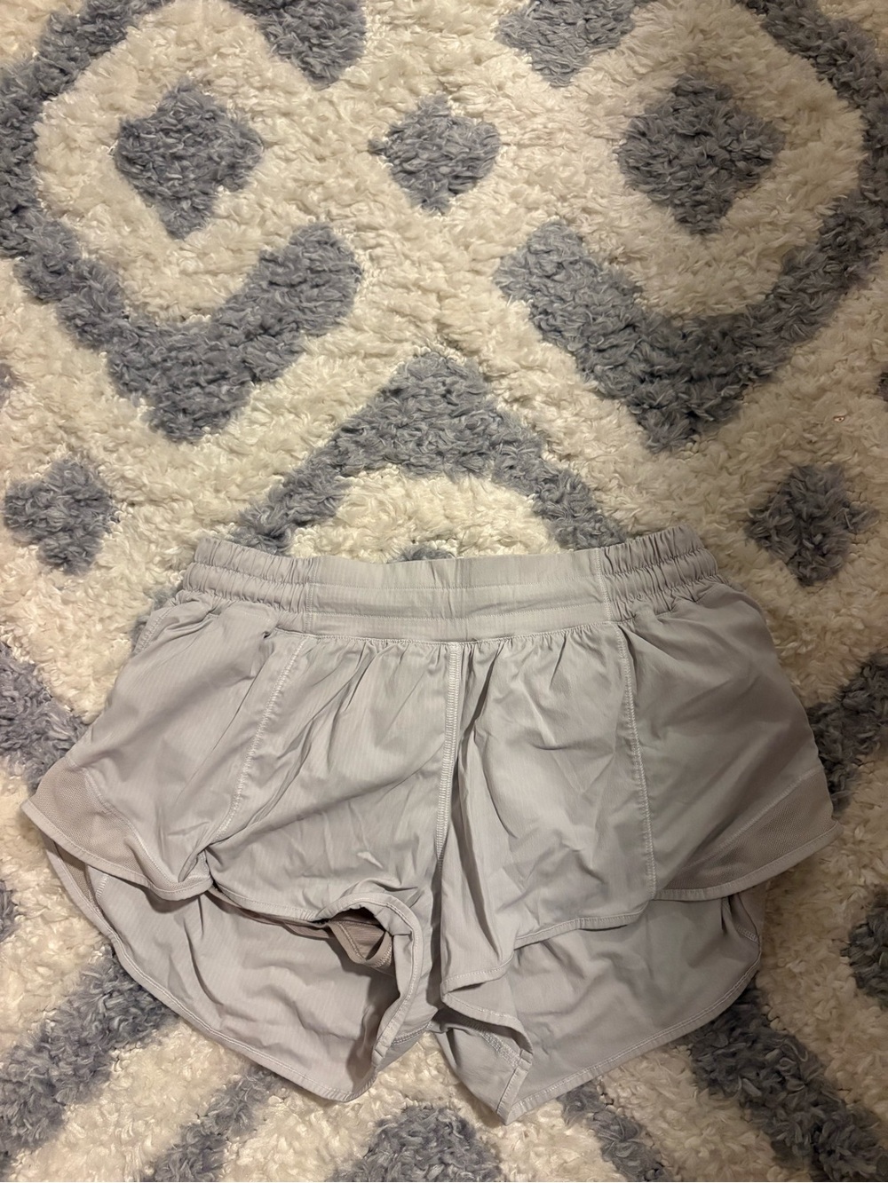 lululemon athletica light gray women’s athletic shorts, length 2.5